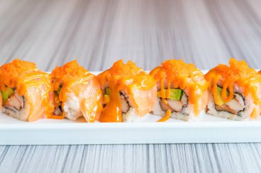 Somon suşi roll