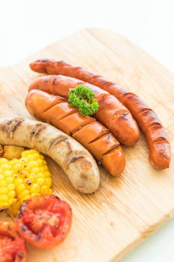 ızgara sosis mix sebze ve patates kızartması ile