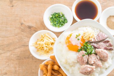 domuz eti ve yumurta ile pirinç lapası