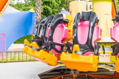 Renkli lunapark treni koltuk eğlence parkı 