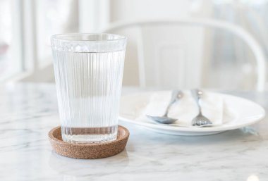 bardak su yemek masada