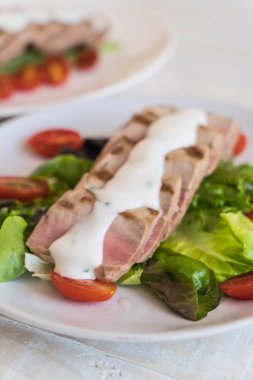 Tuna biftek salatası ile