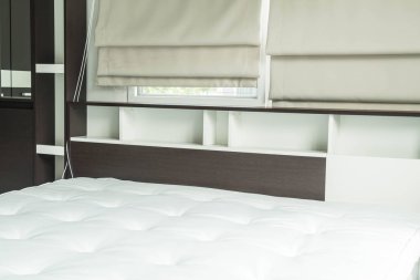 ahşap raf dekorasyon ile yatak