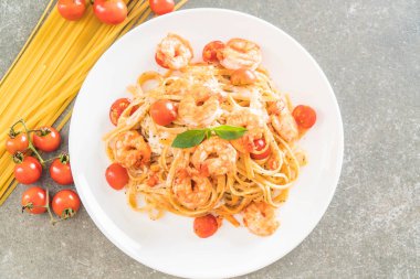 Spagetti karides, domates, fesleğen ve peynir ile 