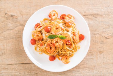 Spagetti karides, domates, fesleğen ve peynir ile 