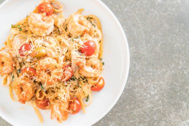 Spagetti karides, domates, fesleğen ve peynir ile 