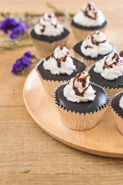 krem şanti ile çikolatalı kek