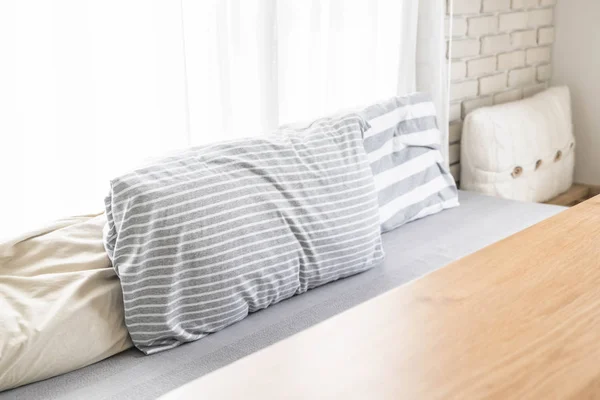 Magnifique oreiller sur canapé décoration intérieure — Photo