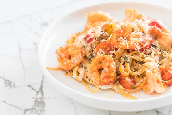 Spaghetti with shrimps, tomatoes, basil and cheese — Stock Photo, Image