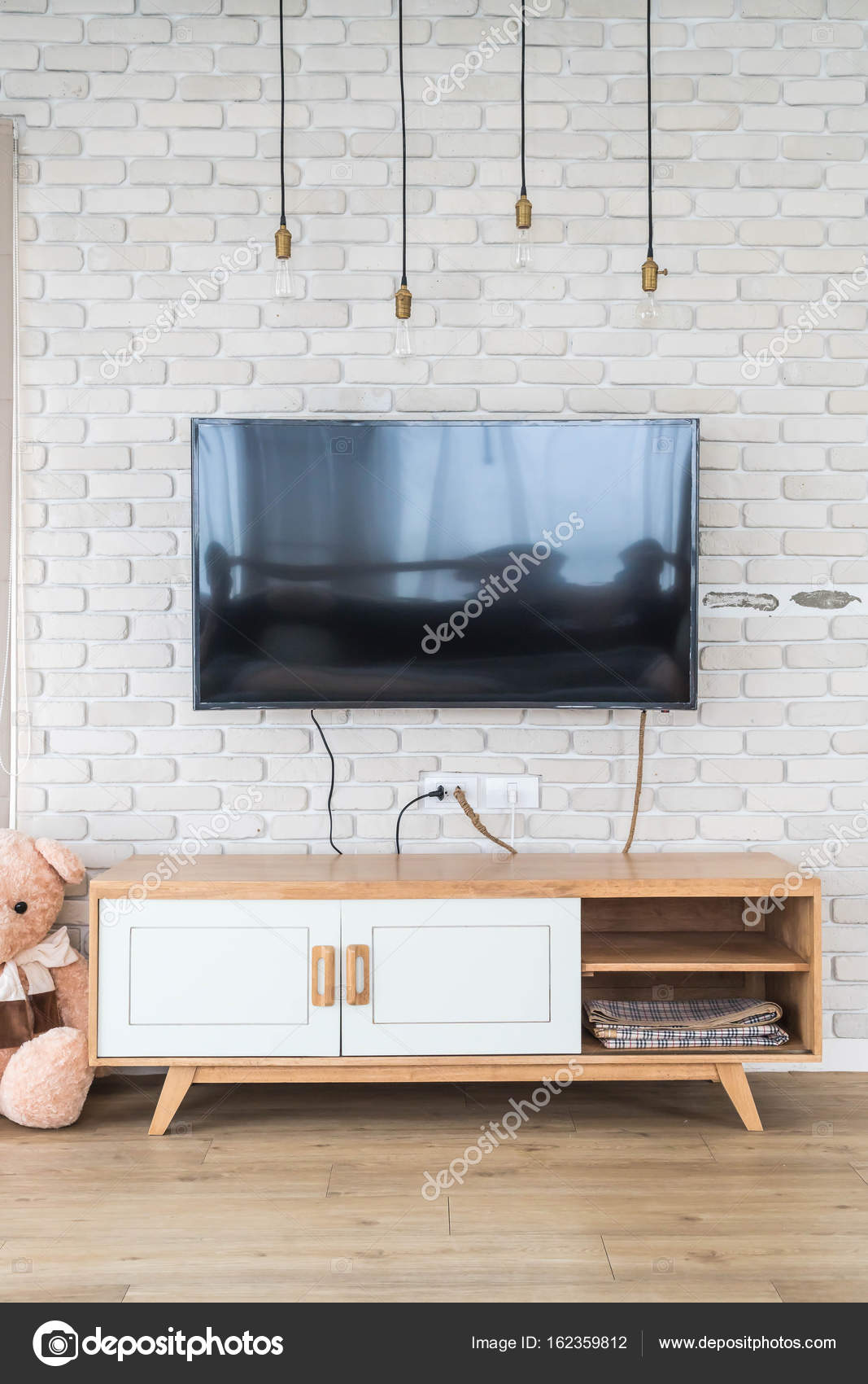 Woonkamer met led tv op de muur en houten tafel — Stockfoto © topntp ... Woonkamer met led tv op de muur en houten tafel — Stockfoto © topntp ...
