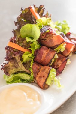 pastırma ile salata rulo