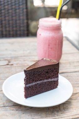 Çikolatalı pasta plaka üzerinde