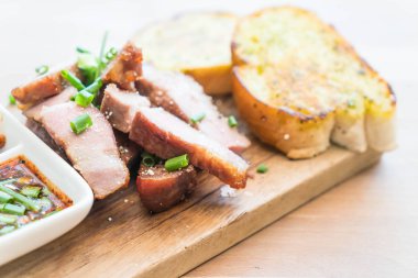 sarımsaklı ekmek ile kömür haşlanmış domuz eti boyun