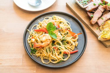 karides tavada kızartılmış acılı spagetti 