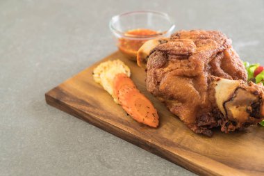 Gevrek domuz knuckle veya Alman domuz Hocks