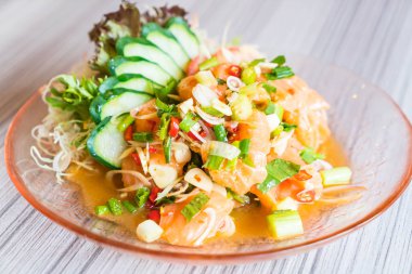 Baharatlı somon salata