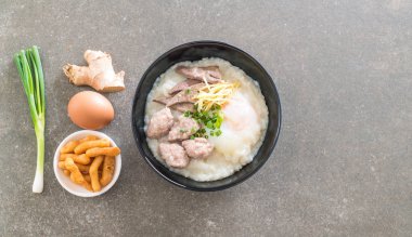 domuz eti ve yumurta ile pirinç lapası