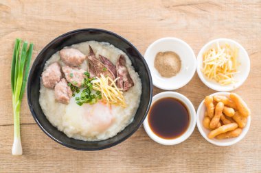 domuz eti ve yumurta ile pirinç lapası