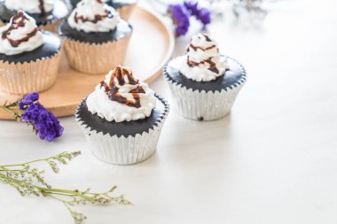 krem şanti ile çikolatalı kek