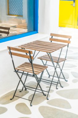 Boş sandalye ve masa açık veranda