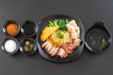 Yumurta noodle kırmızı kızarmış domuz, gevrek domuz eti, köfte ve çorba ile 