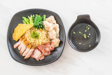 Yumurta noodle kırmızı kızarmış domuz, gevrek domuz eti, köfte ve çorba ile 