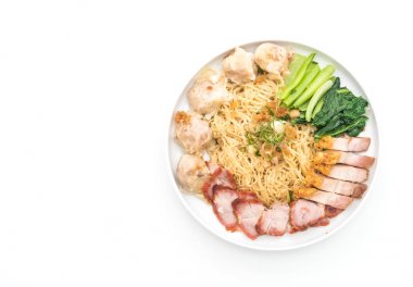 Yumurta noodle kırmızı kızarmış domuz, gevrek domuz eti ve köfte ile