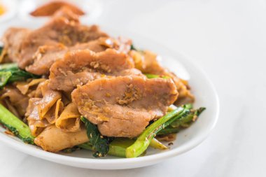 soya sosu ve domuz kızarmış noodle 