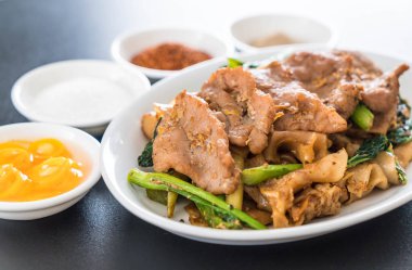 soya sosu ve domuz kızarmış noodle 