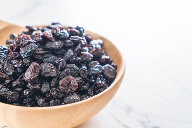 kabın içinde siyah kuru üzüm