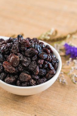 kabın içinde siyah kuru üzüm