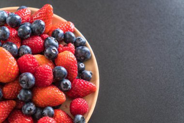 taze yaban mersini, çilek ve rasberry 