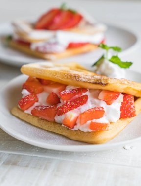 ahşap üzerine çilek ile waffle