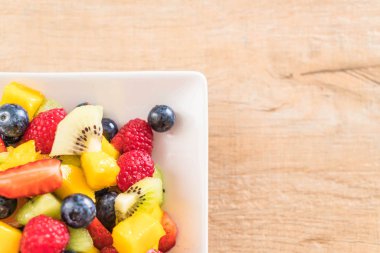 karışık taze meyve (çilek, ahududu, yaban mersini, kivi, mang