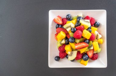 karışık taze meyve (çilek, ahududu, yaban mersini, kivi, mang