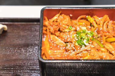 tavada kızartılmış baharatlı domuz etinin üst pirinç 