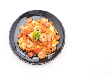 Kore baharatlı sos ve karides kızarmış pilav