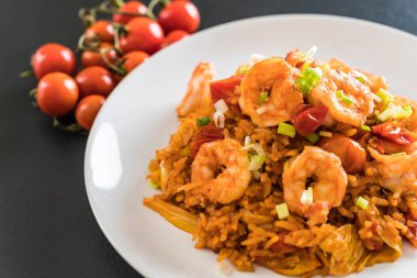 Kore baharatlı sos ve karides kızarmış pilav