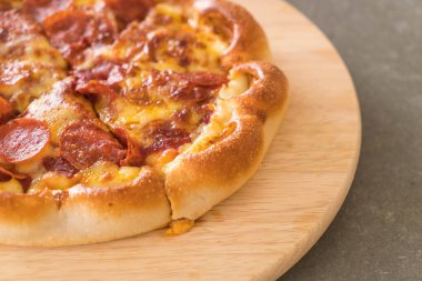 Ev yapımı biberli Pizza ahşap plaka üzerinde