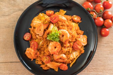 Kore baharatlı sos ve karides kızarmış pilav