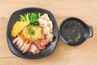 Yumurta noodle kırmızı kızarmış domuz, gevrek domuz eti, köfte ve çorba ile 