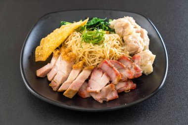 Yumurta noodle kırmızı kızarmış domuz, gevrek domuz eti, köfte ve çorba ile 