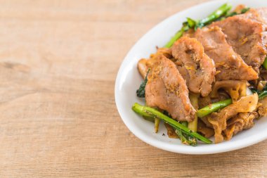 soya sosu ve domuz kızarmış noodle 