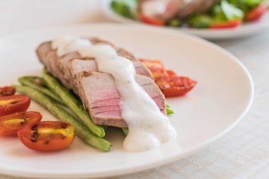 Tuna biftek salatası ile