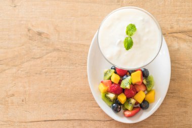Yoğurtlu karışık meyve (çilek, böğürtlen, ahududu, kiw