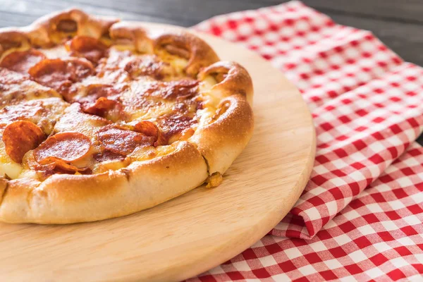 Hemmagjord Pepperoni Pizza på trä platta — Stockfoto