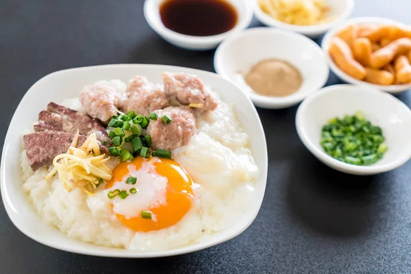 domuz eti ve yumurta ile pirinç lapası