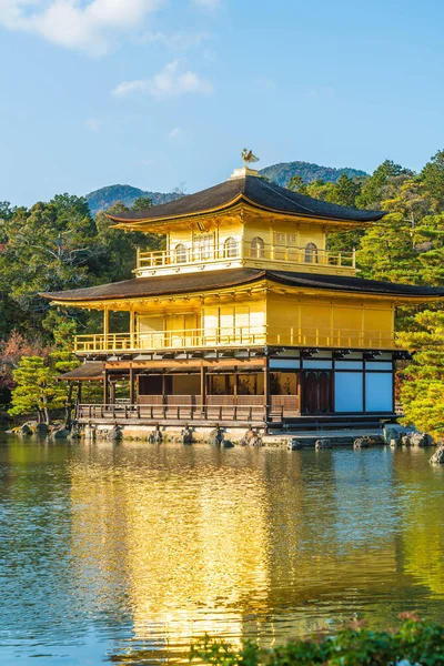 Piękna architektura w ogrodzie świątyni Kinkakuji (Złoty Pawilon) — Zdjęcie stockowe