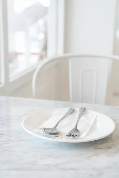 Yemek masada boş levha — Stok fotoğraf