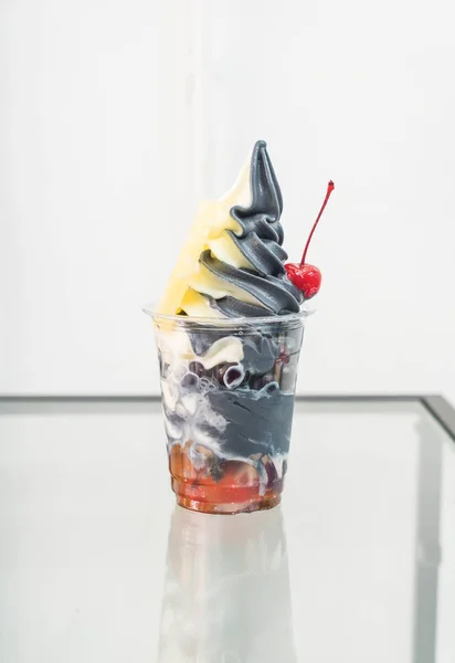 Yoghurt och chachole glass med mix frukt — Stockfoto